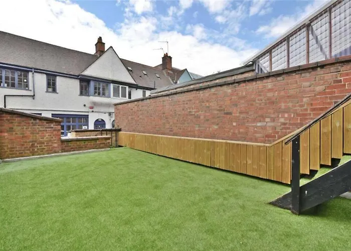 Luxury 3 Bed Apartment - Huge Outdoor Terrace & Amazing Transport Links
