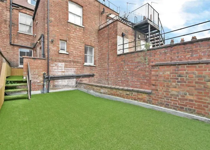 Luxury 3 Bed Apartment - Huge Outdoor Terrace & Amazing Transport Links